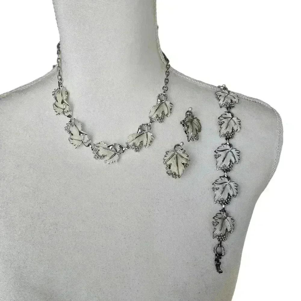 Vintage Sarah Coventry Set silver and white choker necklace, bracelet earrings